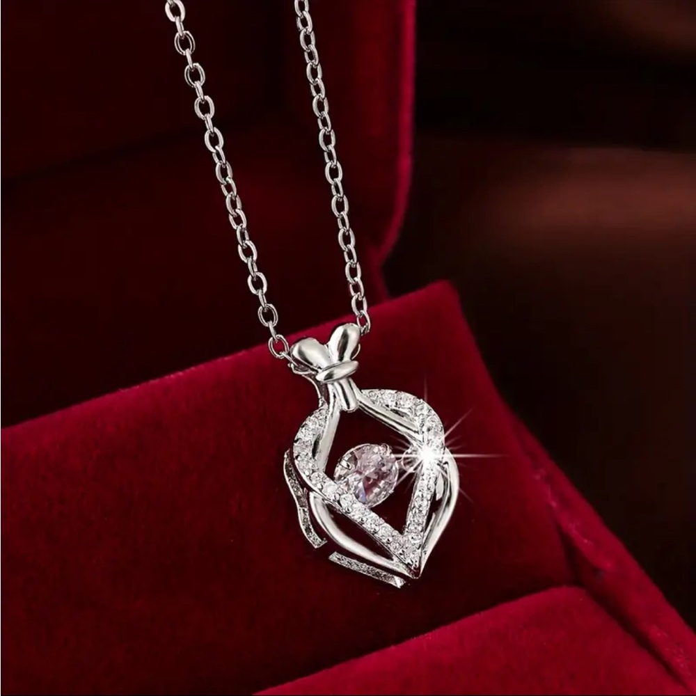 Pendant necklace,18k White Gold plated with Zircon stone that moves. NIP